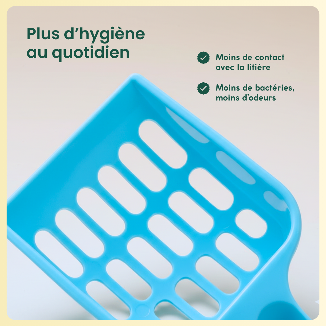 Pelle à litière bleue ajourée pour filtrer les grains propres